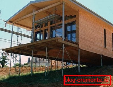 Fotografie amatoră care arată avantajele fundațiilor pentru casele din lemn Fotografie amatoră care arată avantajele fundațiilor pentru casele din lemn