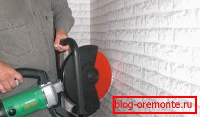 Fotografie amatoră a celui mai simplu instrument pentru tăierea betonului la locul de muncă Fotografie amatoră a celui mai simplu instrument pentru tăierea betonului la locul de muncă