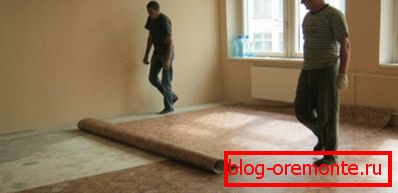 Fotografie amator, procesul de stabilire a linoleum pe podea de beton Fotografie amator, procesul de stabilire a linoleum pe podea de beton