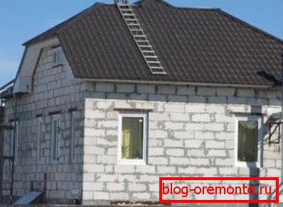 Fotografie amator a clădirii de beton gazos, care arată că are nevoie de decorare suplimentară, care trebuie luată în considerare în proiect Fotografie amator a clădirii de beton gazos, care arată că are nevoie de decorare suplimentară, care trebuie luată în considerare în proiect