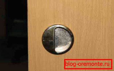 Mânerul clasic al ușii pe o ușă interioară glisantă. mecanism de alunecare interior
