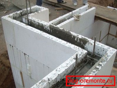 Monolitic construcția de cadru al unei case private cu cofraje fixe.