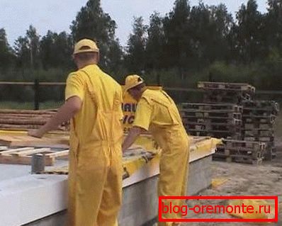 Instalarea de impermeabilizare închisă cu izolație pe subsol înainte de așezare Instalarea de impermeabilizare închisă cu izolație pe subsol înainte de așezare