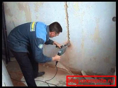 Instalarea podrozetnikov într-un zid de beton folosind un perforator