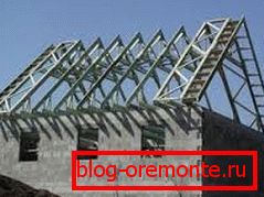 Acoperișurile puternice sau grele pot fi create în case din astfel de materiale numai dacă nu au mai mult de un etaj, deși acest lucru este considerat un excedent. Acoperișurile puternice sau grele pot fi create în case din astfel de materiale numai dacă nu au mai mult de un etaj, deși acest lucru este considerat un excedent.