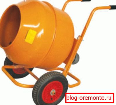 Pe o fotografie - un mixer de beton de uz casnic Pe o fotografie - un mixer de beton de uz casnic
