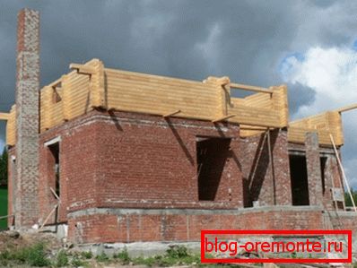 În fotografie - o casă combinată aflată în construcție. În fotografie - o casă combinată aflată în construcție.