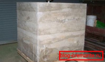Pe fotografie este un cub turnat din beton fără ciment. Pe fotografie este un cub turnat din beton fără ciment.