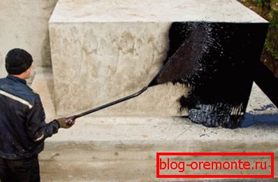 În fotografie - aplicarea unui strat de mastic bitum În fotografie - aplicarea unui strat de mastic bitum