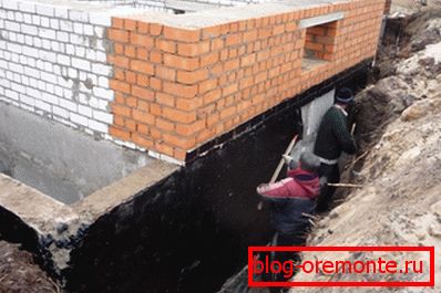 Pe tratamentul foto al fundației cu mastic de bitum Pe tratamentul foto al fundației cu mastic de bitum