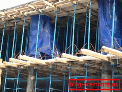 În fotografie - încălzirea coloanelor din beton În fotografie - încălzirea coloanelor din beton