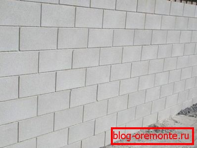 În fotografie - perete, construit din blocuri de spumă În fotografie - perete, construit din blocuri de spumă