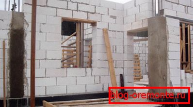 În fotografie - construirea unei case cu armokarkas.