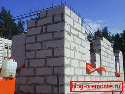În fotografie - construirea de ziduri portante pe o bază de beton În fotografie - construirea de ziduri portante pe o bază de beton