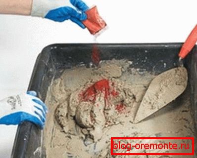 În amestecarea foto a pigmentului uscat în mortar de ciment-nisip În amestecarea foto a pigmentului uscat în mortar de ciment-nisip