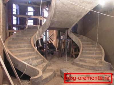 În scena foto - non-standard într-o casă privată În scena foto - non-standard într-o casă privată
