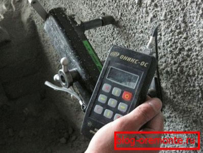 Fotografia prezintă o analiză a proprietăților betonului. Fotografia prezintă o analiză a proprietăților betonului.