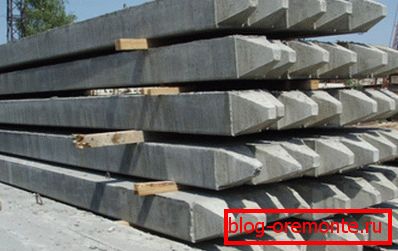 Fotografia prezintă grămezi de beton armat. Fotografia prezintă grămezi de beton armat.
