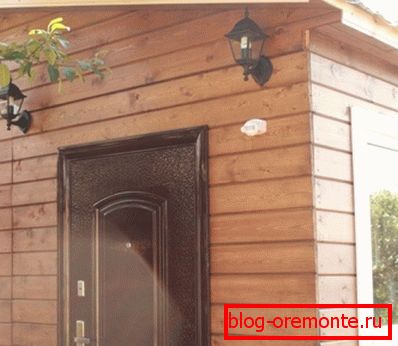 Fotografia prezintă o casă cu lemn de imitație exterioară. Fotografia prezintă o casă cu lemn de imitație exterioară.