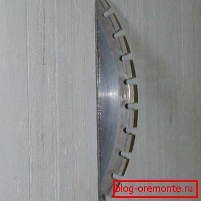 Fotografia prezintă procesul de tăiere a betonului. Fotografia prezintă procesul de tăiere a betonului.