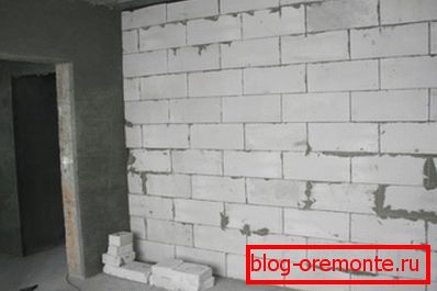 Fotografia prezintă partiția interioară a betonului ușor. Fotografia prezintă partiția interioară a betonului ușor.