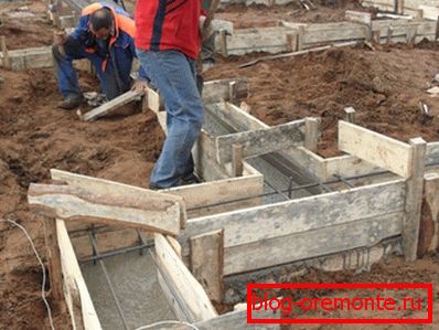 Fotografia prezintă turnarea betonului în cofraje. Fotografia prezintă turnarea betonului în cofraje.