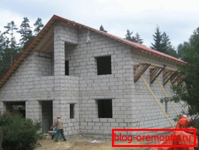 Fotografia prezintă construcția unei case de țară din blocuri de beton gazeificat.