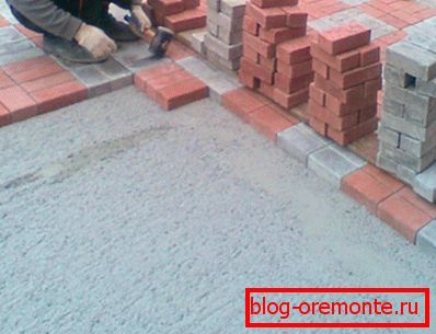 Fotografia prezintă instalarea pe o bază din beton. Fotografia prezintă instalarea pe o bază din beton.