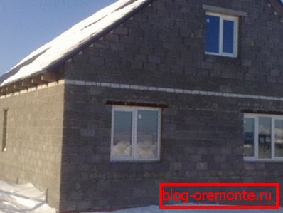 Fotografia prezintă o structură rezidențială de beton cilindric. Fotografia prezintă o structură rezidențială de beton cilindric.