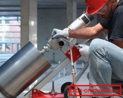 Fotografia arată cum arată găurile de beton cu diamant. Fotografia arată cum arată găurile de beton cu diamant.