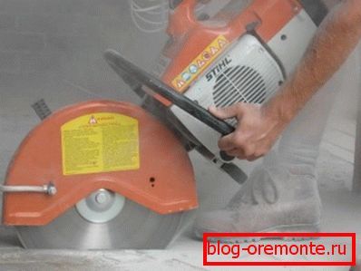 Tăiați rosturile de dilatare cu un ferăstrău cu diamant. Tăiați rosturile de dilatare cu un ferăstrău cu diamant.