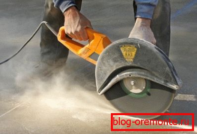 Tăierea cusăturilor în polizorul de beton Tăierea cusăturilor în polizorul de beton