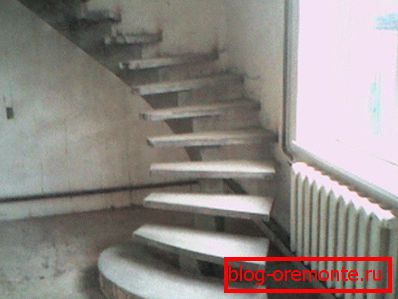 Unele dintre aceste produse se bazează pe un cadru metalic durabil, care în sine este de fapt o scară, iar numai pași și elemente decorative sunt turnate din beton Unele dintre aceste produse se bazează pe un cadru metalic durabil, care în sine este de fapt o scară, iar numai pași și elemente decorative sunt turnate din beton