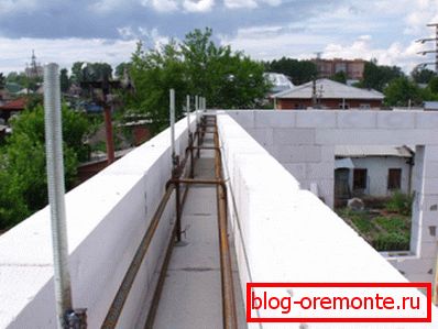 Unele tipuri de astfel de produse permit consolidarea în loc, ceea ce face posibilă crearea de întăriri și curele, ocolind construcția cofrajului Unele tipuri de astfel de produse permit consolidarea în loc, ceea ce face posibilă crearea de întăriri și curele, ocolind construcția cofrajului