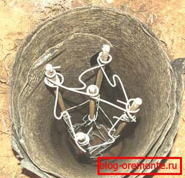 Vedere generală a țevii din materialul de acoperiș. Vedere generală a țevii din materialul de acoperiș.