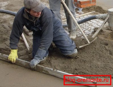 Aranjamentul podelei de beton necesită o anumită tehnică. Aranjamentul podelei de beton necesită o anumită tehnică.