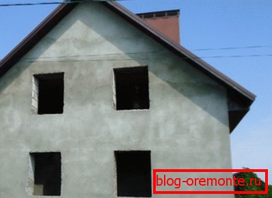 Caseta cu tencuiala dintr-o casa de beton. Caseta cu tencuiala dintr-o casa de beton.