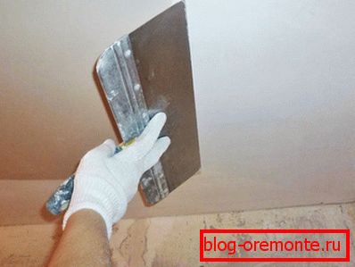 Compoziția este întinsă cu o spatulă Compoziția este întinsă cu o spatulă