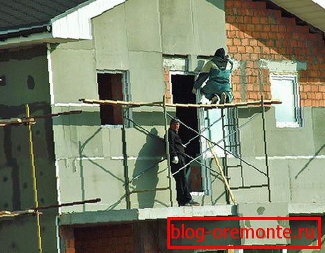 O atenție deosebită trebuie acordată colțurilor clădirii.