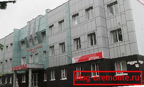 Panouri pe pereții centrului de afaceri