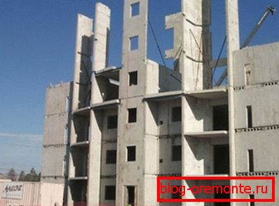 Panourile din beton armat accelerează semnificativ ritmul construcției clădirilor. Panourile din beton armat accelerează semnificativ ritmul construcției clădirilor.