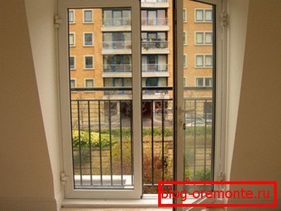 Usa de balcon din plastic cu geam termopan Usa de balcon din plastic cu geam termopan