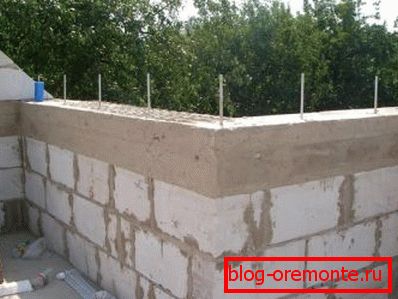 O curea din beton armat este așezată sub marginea superioară a pereților. O curea din beton armat este așezată sub marginea superioară a pereților.