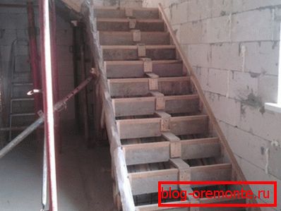 Astfel de construcții sunt ridicate prin turnarea mortarului într-un cofraj pre-construit. Astfel de construcții sunt ridicate prin turnarea mortarului într-un cofraj pre-construit.