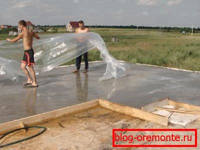 Polietilena previne evaporarea prematură a umezelii din beton Polietilena previne evaporarea prematură a umezelii din beton