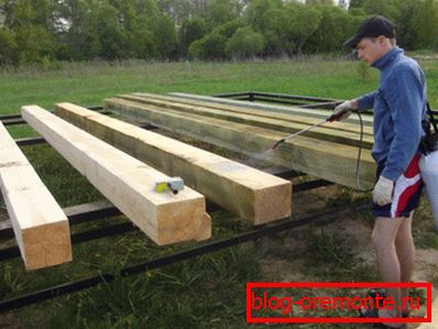 În același timp, acoperiți cherestea este mai bine înainte de a începe construirea În același timp, acoperiți cherestea este mai bine înainte de a începe construirea
