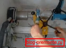 Dacă este necesar, puteți achiziționa un dispozitiv special de fixare care vă permite să transformați un pumn convențional într-o stație similară Dacă este necesar, puteți achiziționa un dispozitiv special de fixare care vă permite să transformați un pumn convențional într-o stație similară