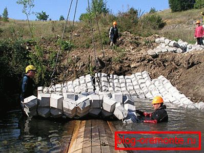 Atunci când se lucrează cu covoare din beton, se presupune că utilizarea echipamentului special va fi luată în considerare la etapa de proiectare. Atunci când se lucrează cu covoare din beton, se presupune că utilizarea echipamentului special va fi luată în considerare la etapa de proiectare.