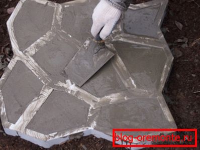 Atunci când se lucrează cu forme, cea mai simplă soluție de nisip de beton cu un raport de ciment de 3 până la 1 este cel mai des utilizată, dar se adaugă un plastifiant.