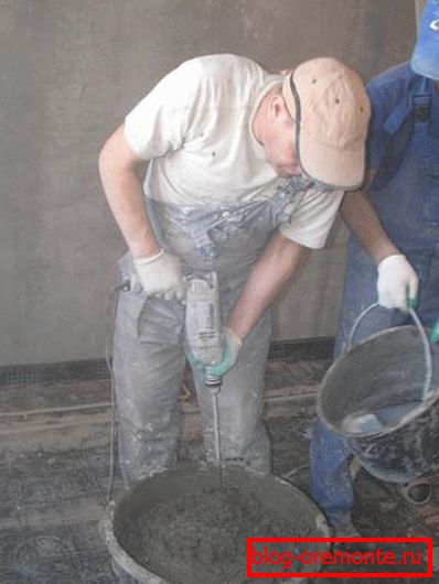 Când creați un compus, puteți utiliza numai un burghiu și o duză specială, abandonând mixere mari de beton Când creați un compus, puteți utiliza numai un burghiu și o duză specială, abandonând mixere mari de beton